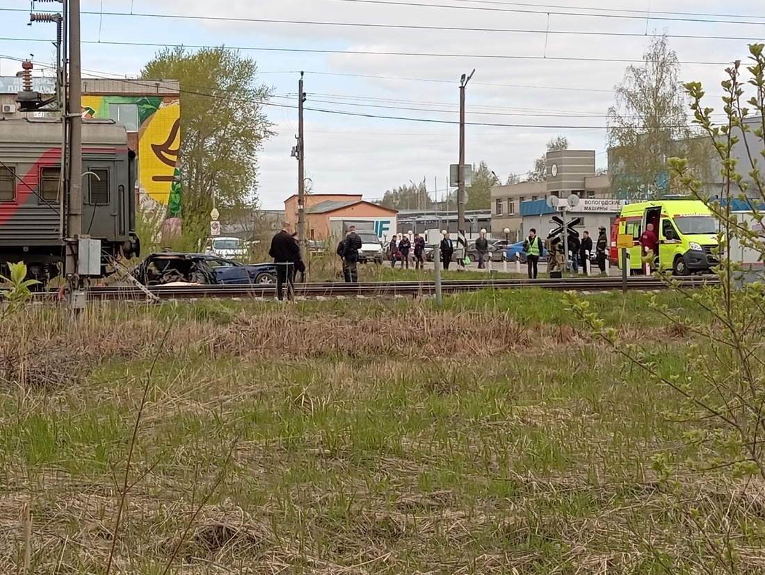 Пассажирский поезд сбил автомобиль в Вологде: есть погибший