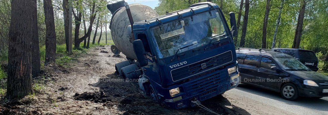 Грузовик ушёл под землю на улице Клубова в Вологде