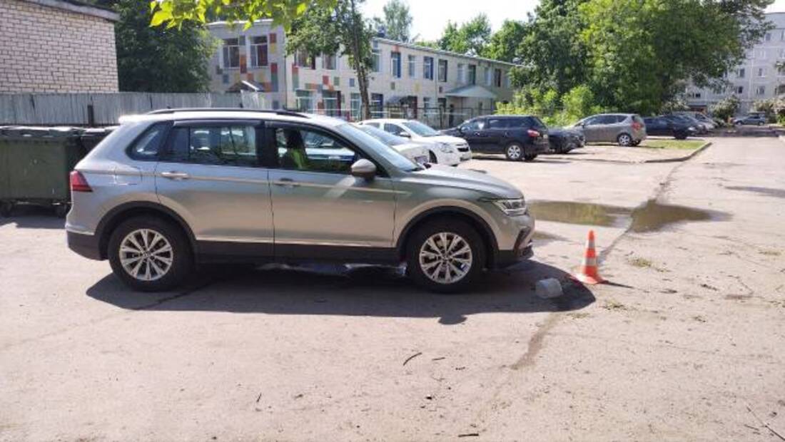 Подросток на самокате попал под колёса автомобиля в Вологде