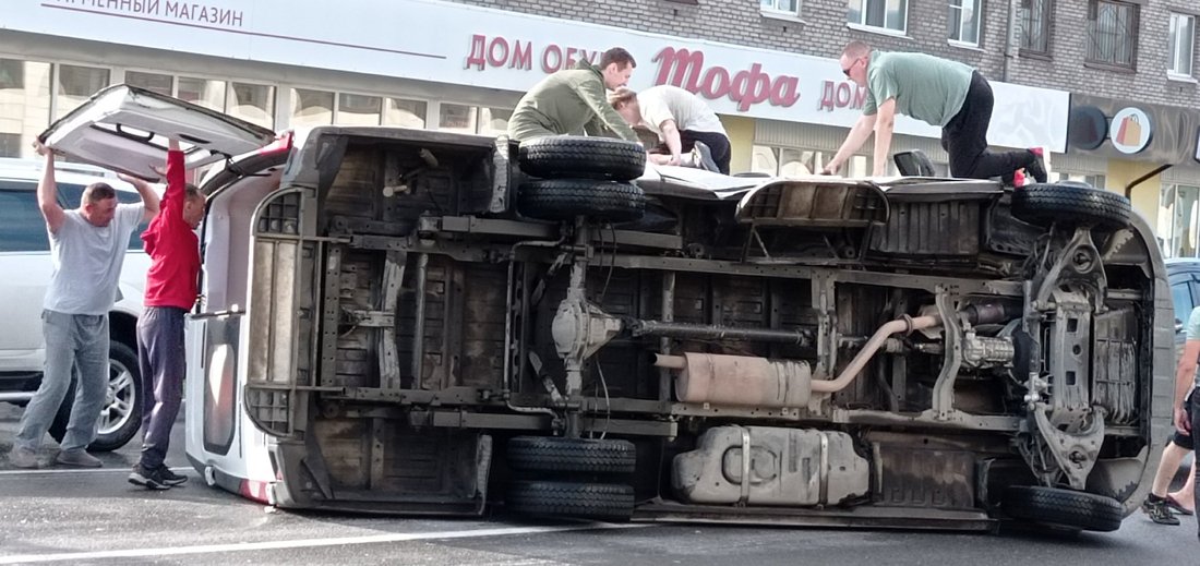 Машина «скорой» перевернулась после столкновения с «Ладой» в Череповце
