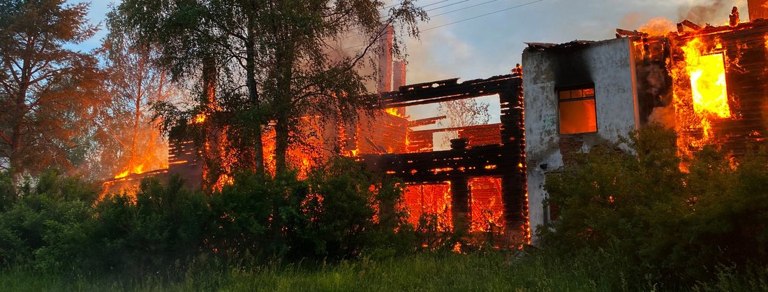 Здание заброшенной школы полностью сгорело в Устюженском округе