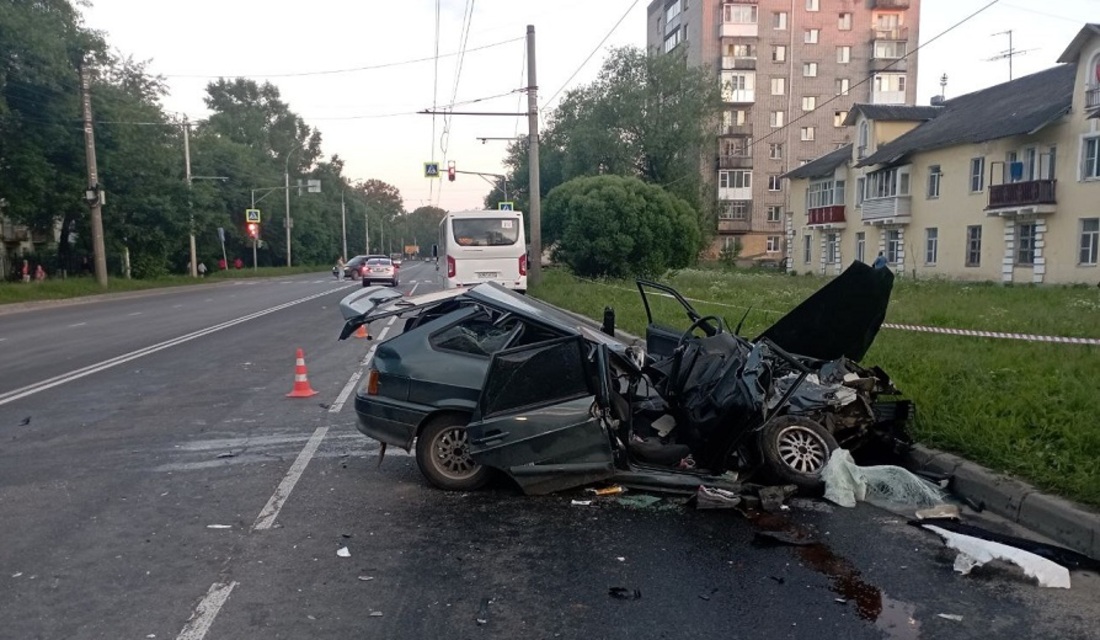 Двое человек пострадали в жёсткой аварии с автобусом в Вологде