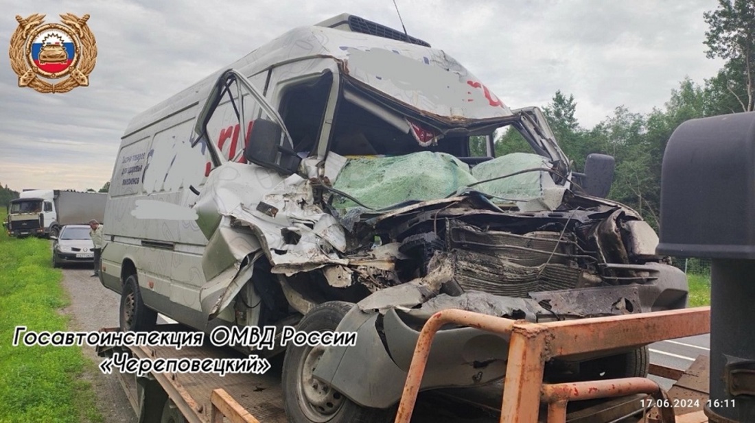 Молодой водитель чудом остался жив после жёсткой аварии с большегрузом под Череповцом