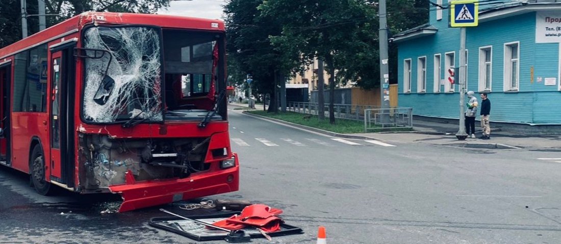 Пассажирский автобус врезался в пожарный автомобиль в центре Вологды