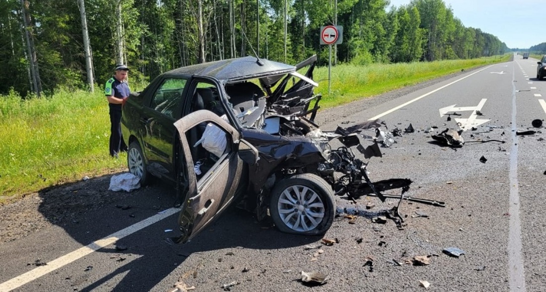 Два человека погибли в жёсткой аварии под Устюжной