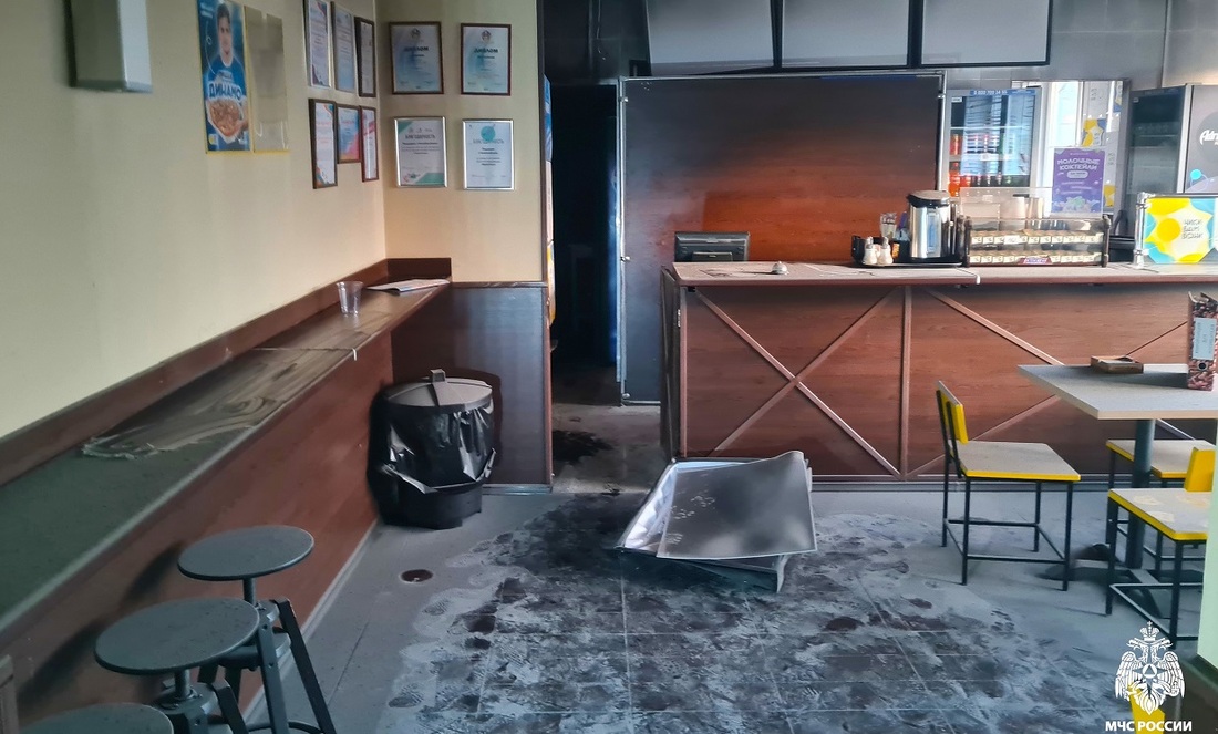 Посетители и персонал эвакуировались из загоревшегося кафе в Вологде