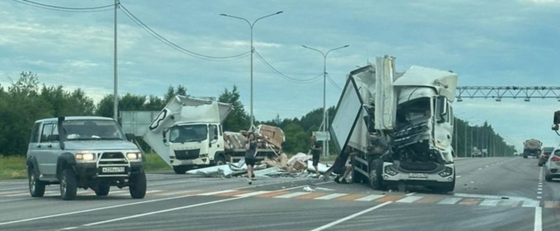 Две фуры столкнулись на перекрёстке в Шекснинском районе