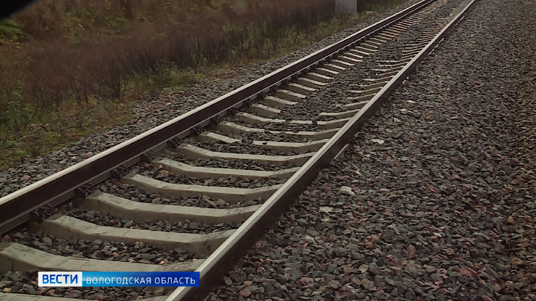 Маневровый поезд столкнулся с грузовиком в Вологде