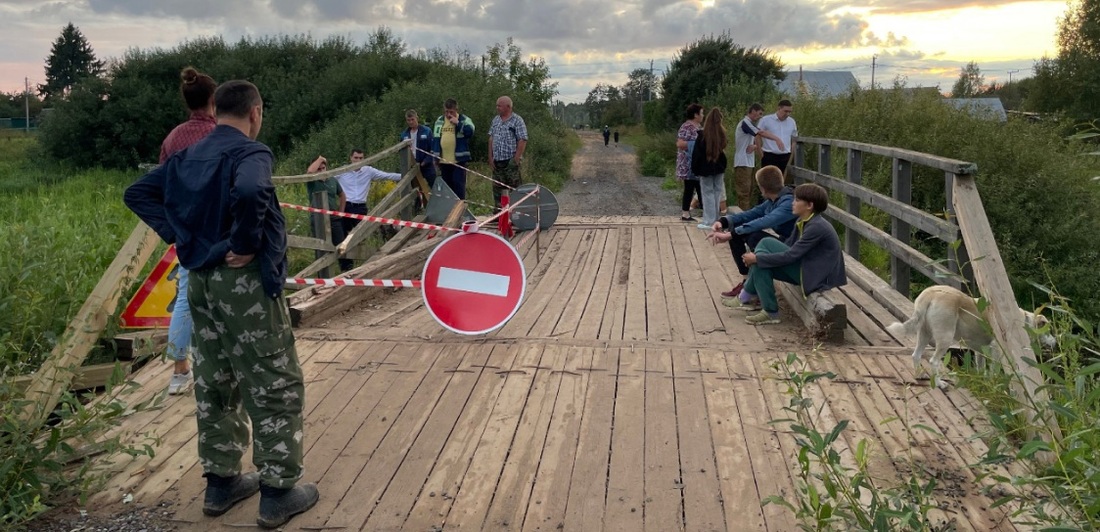 Деревянный мост сломался после проезда грузовика в Череповецком районе