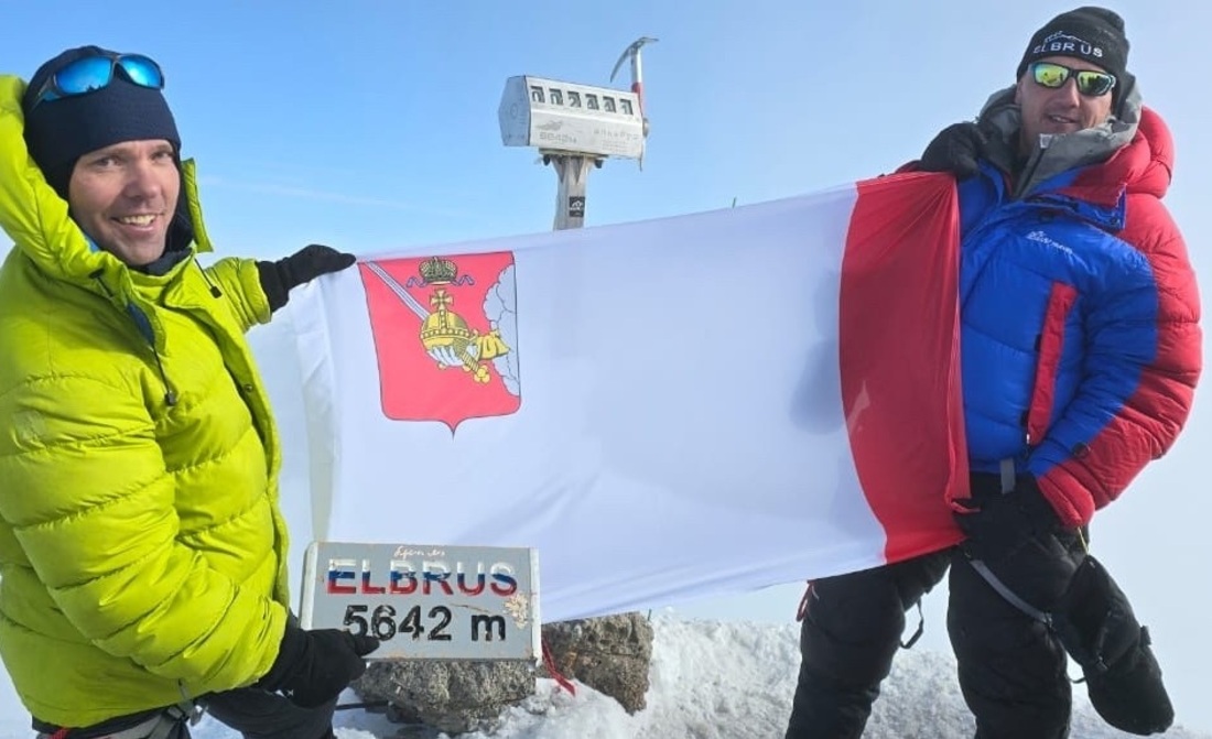 Спасший ребёнка полицейский водрузил флаг Вологодской области на вершине Эльбруса