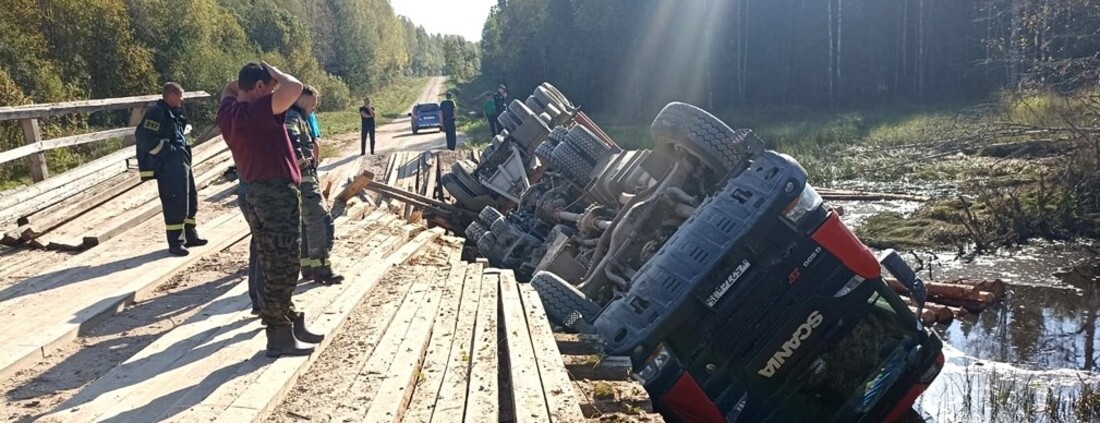 Мост обрушился под грузовиком в Верховажском округе