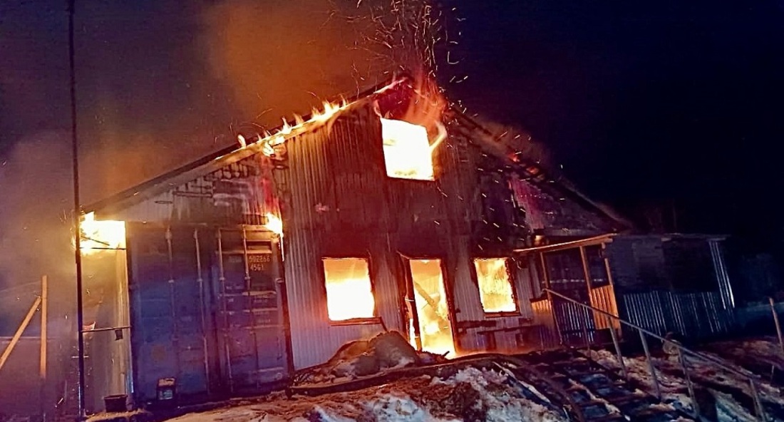 Крупный пожар произошёл на деревообрабатывающем предприятии в Вытегорском районе