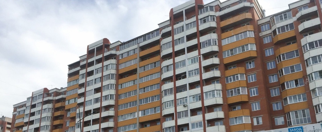Владелец автомобиля взыскал ущерб от падения наледи с крыши дома в Вологде