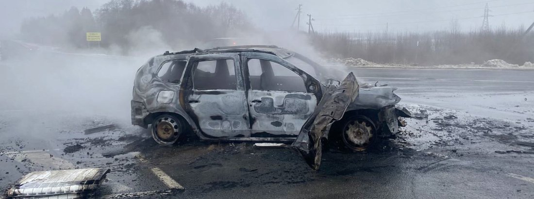 2 автомобиля столкнулись и загорелись на трассе в Междуреченском округе