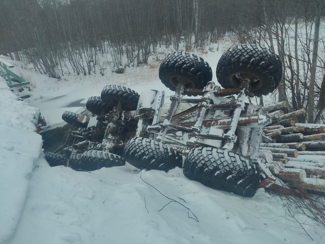 Лесовоз упал с моста в Кадуйском округе 