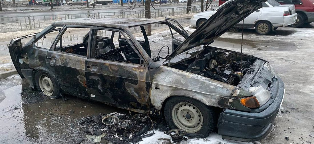 Серьёзный пожар произошёл на одной из парковок в Вологде