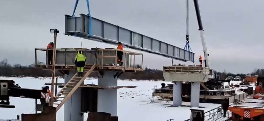 Первые пролётные балки будущего моста установили в Усть-Кубинском округе