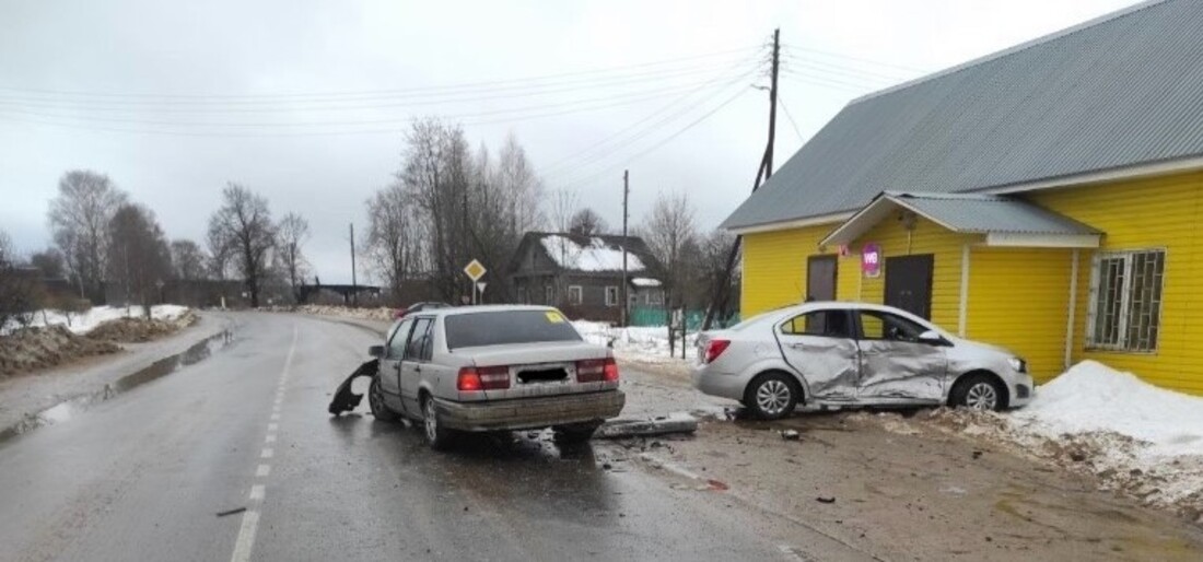 Водитель «Шевроле» пострадал при ДТП в Бабаевском округе