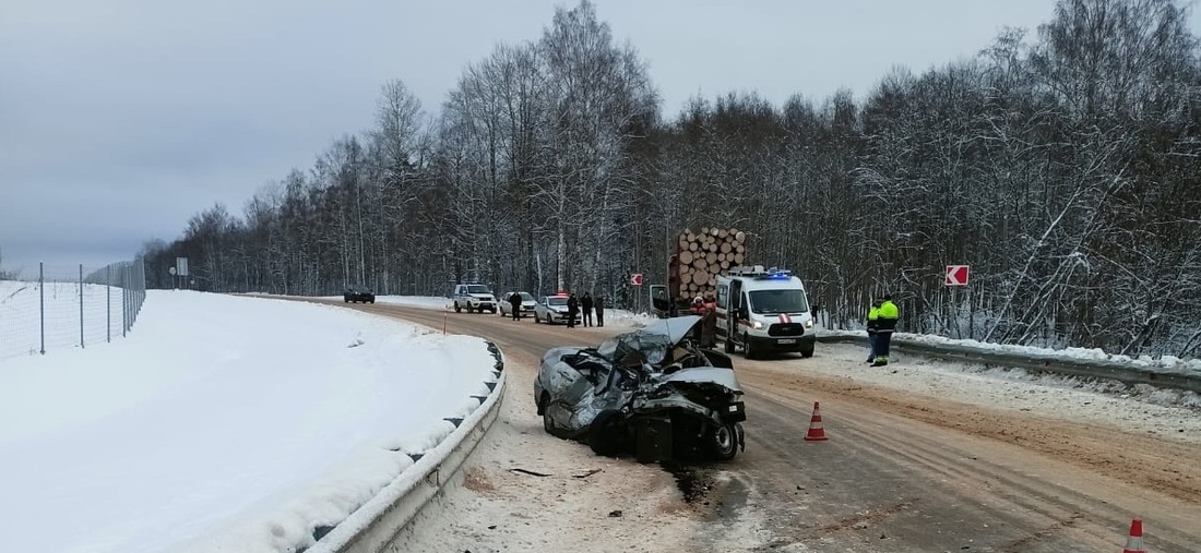 Мужчина и женщина погибли при лобовом столкновении в Вытегорском районе