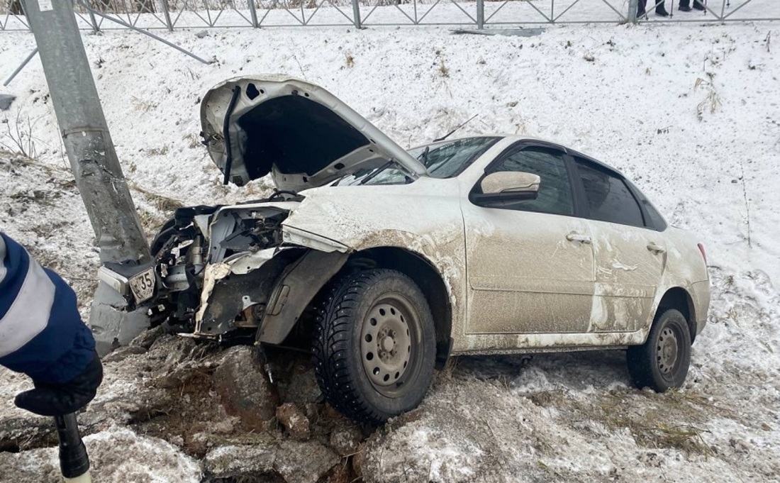 Сразу три человека пострадали в жёстком ДТП под Вологдой