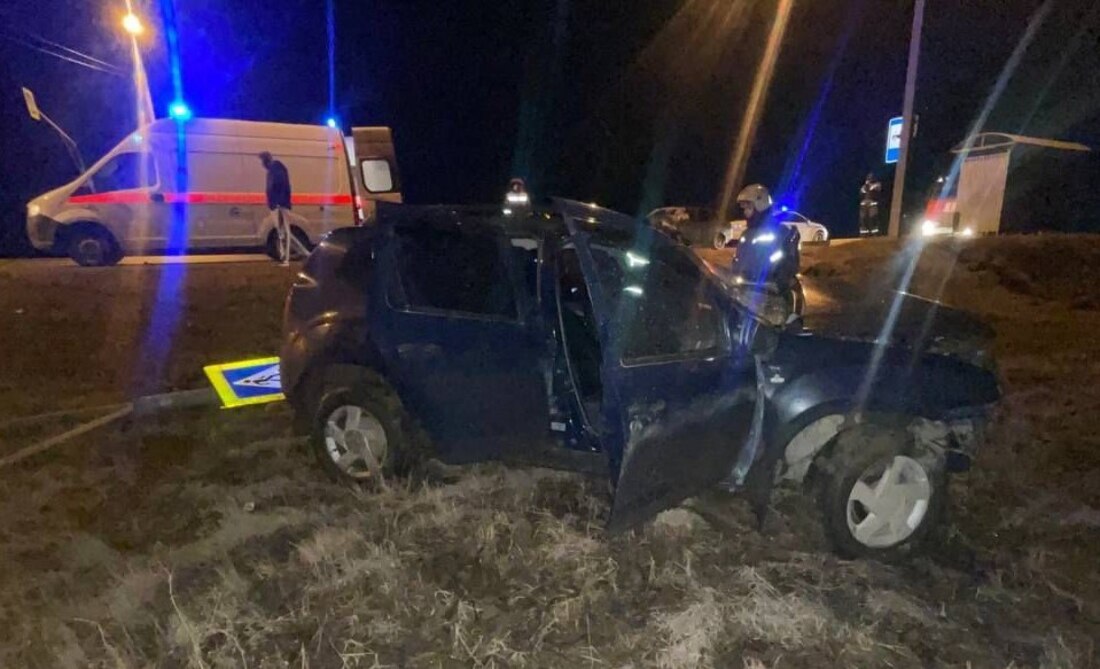 Водитель врезался в дорожный знак под Вологдой и вылетел из салона автомобиля