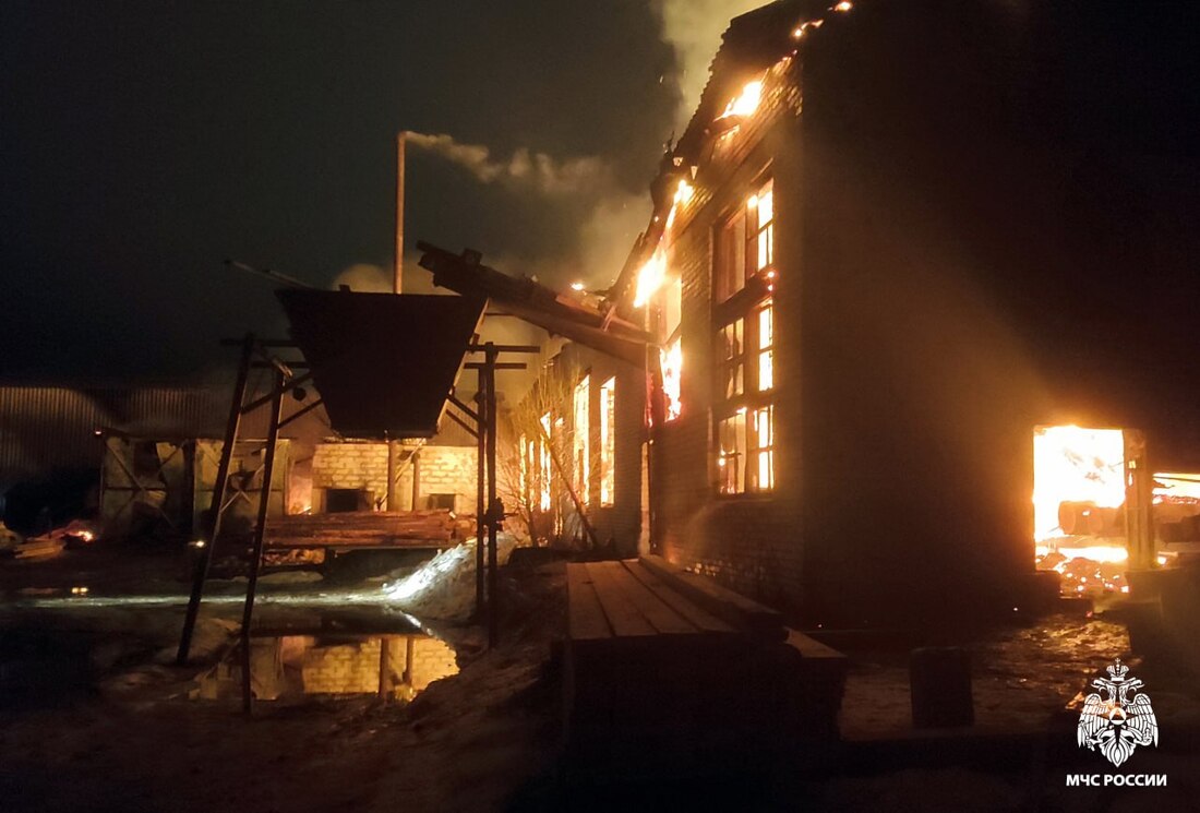 Пожар на пилораме охватил 900 кв. м в Бабаевском округе