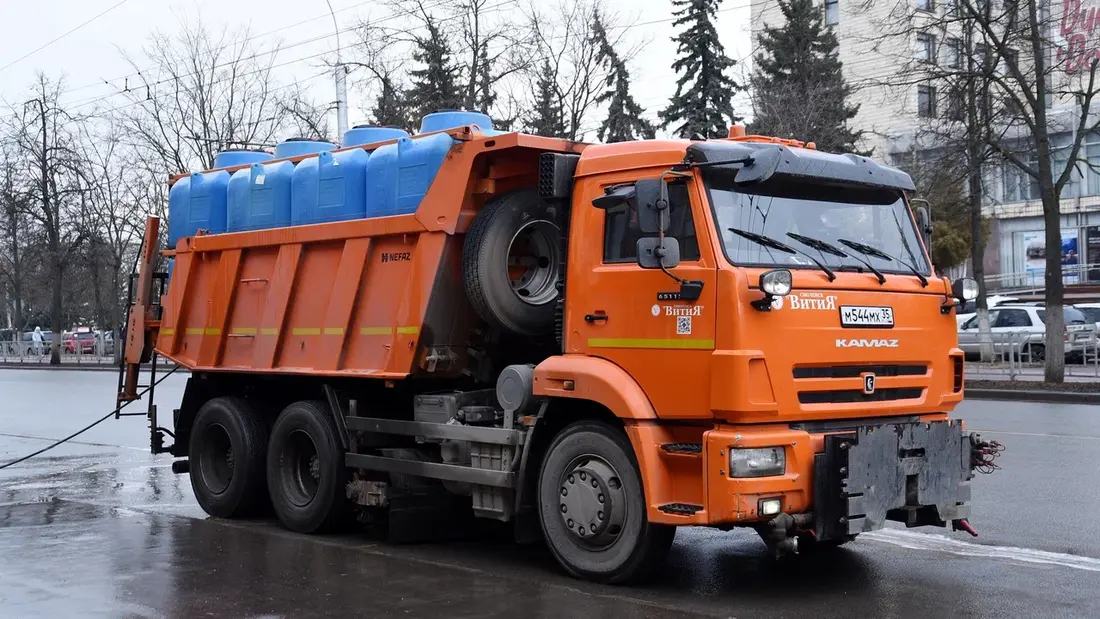 Автобусные остановки в Вологде начали активно приводить в порядок после зимы