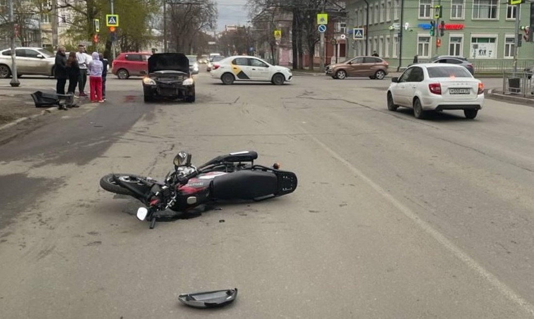 Молодая девушка за рулём мотоцикла серьёзно пострадала в аварии в центре Вологды