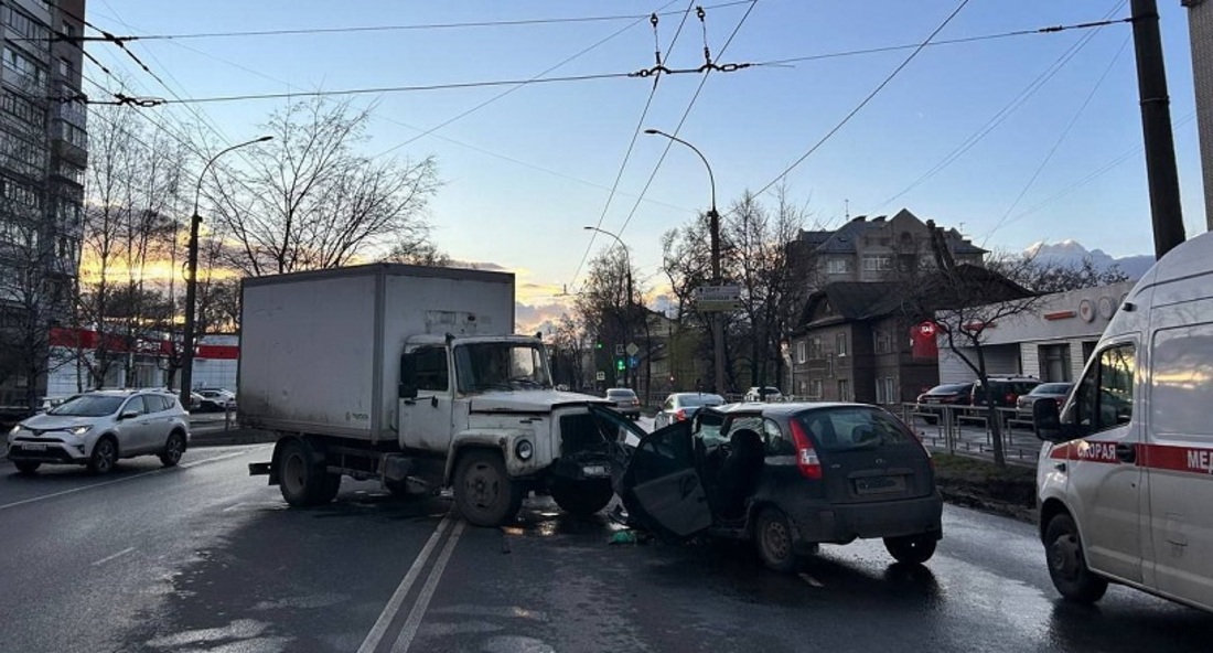 Водителя «Лады» доставили в больницу после жёсткого ДПТ в Вологде