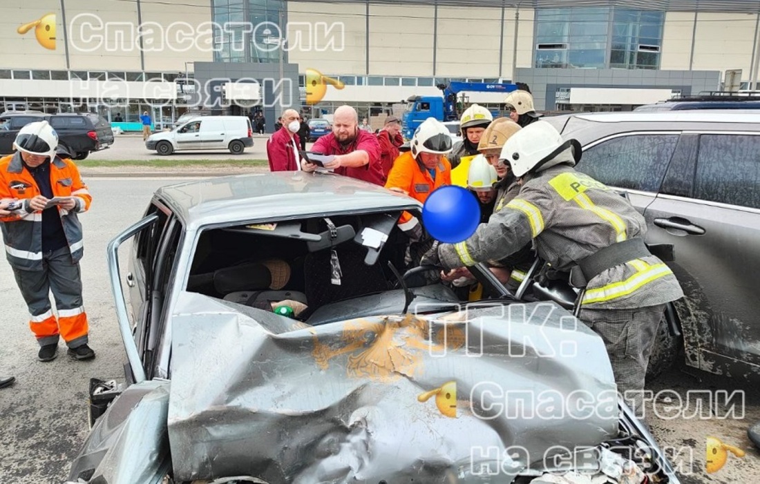 Молодой водитель серьёзно пострадал в жёсткой аварии на окраине Вологды