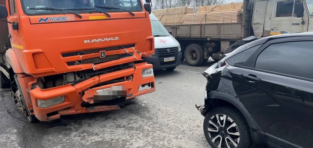 Водитель «Лады» пострадал в ДТП с грузовиком в Вологде