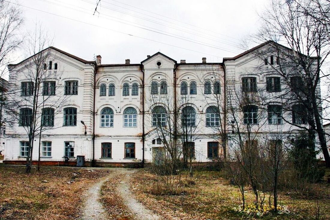 Бывшее здание духовного училища в Кириллове продают за 1 рубль
