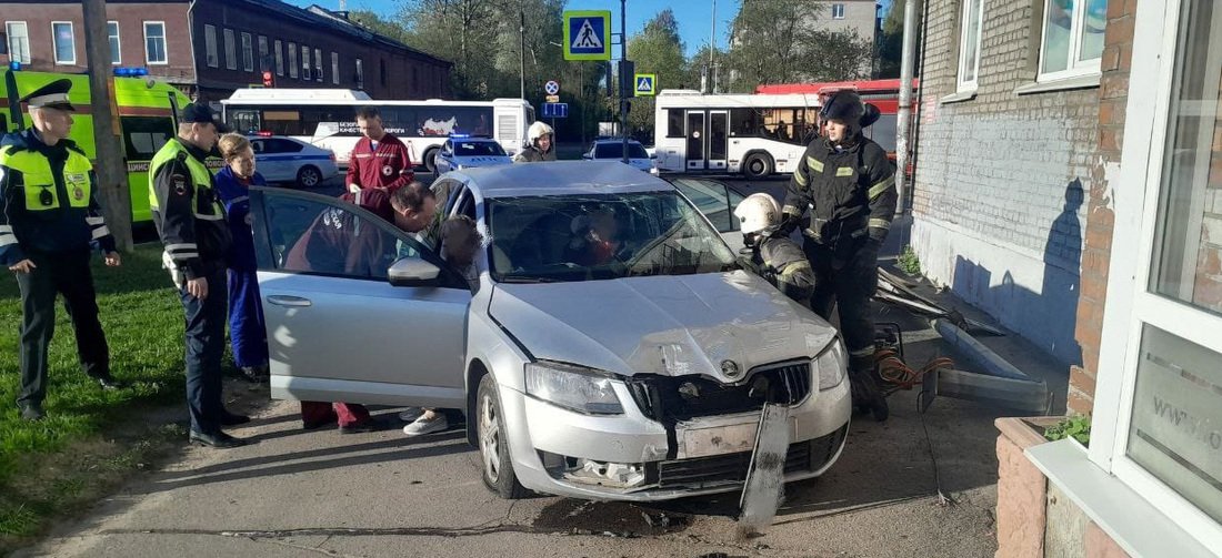 Пролетел на красный: три человека пострадали в аварии в Череповце