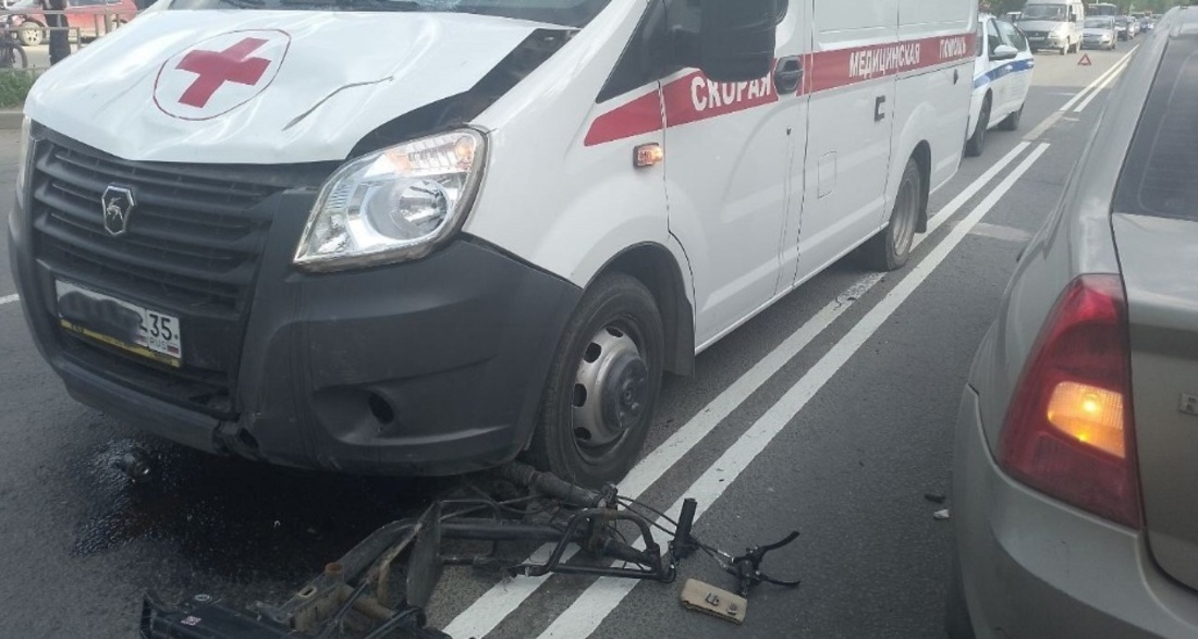 «Скорая» сбила курьера на самокате в Вологде