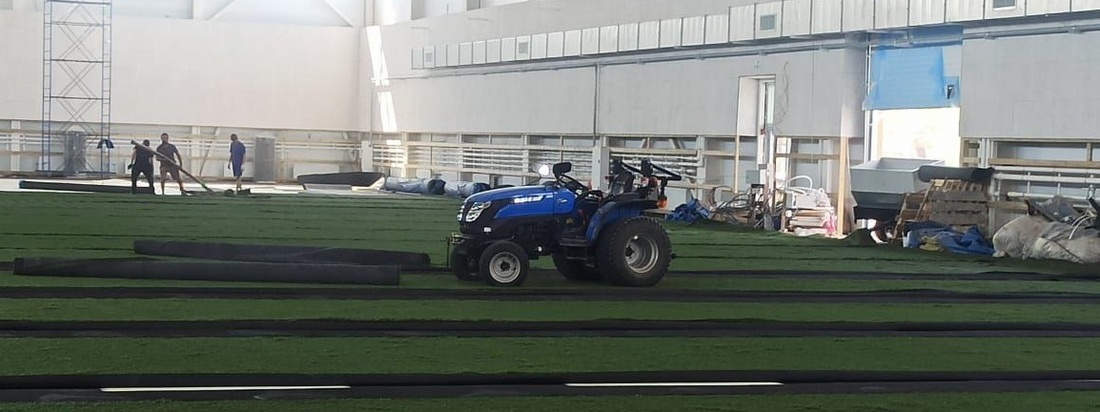  Искусственное покрытие укладывают в строящемся футбольном манеже в Вологде