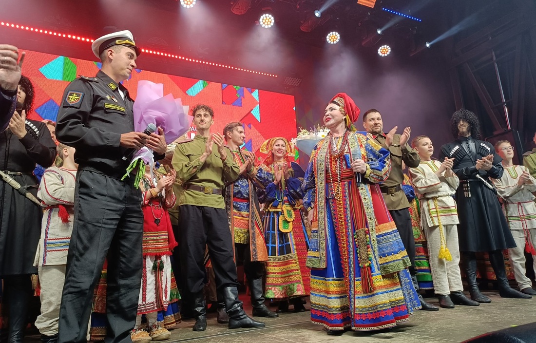 На одной сцене с Надеждой Бабкиной спела Дарья Калинина из Федотова