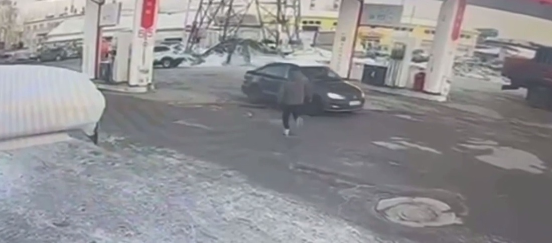 Мужчина угнал автомобиль, силой вытащив из салона женщину-водителя в Череповце