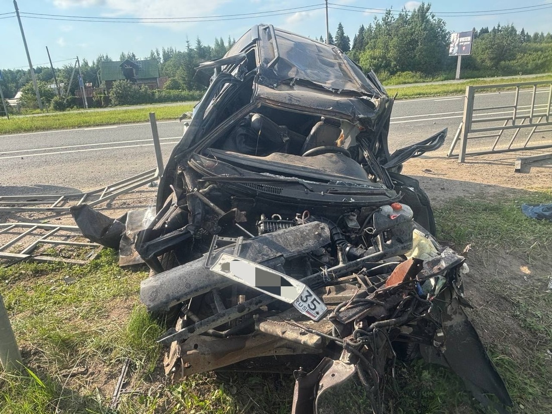 Автомобиль снёс ограждение на трассе в Вологодском округе