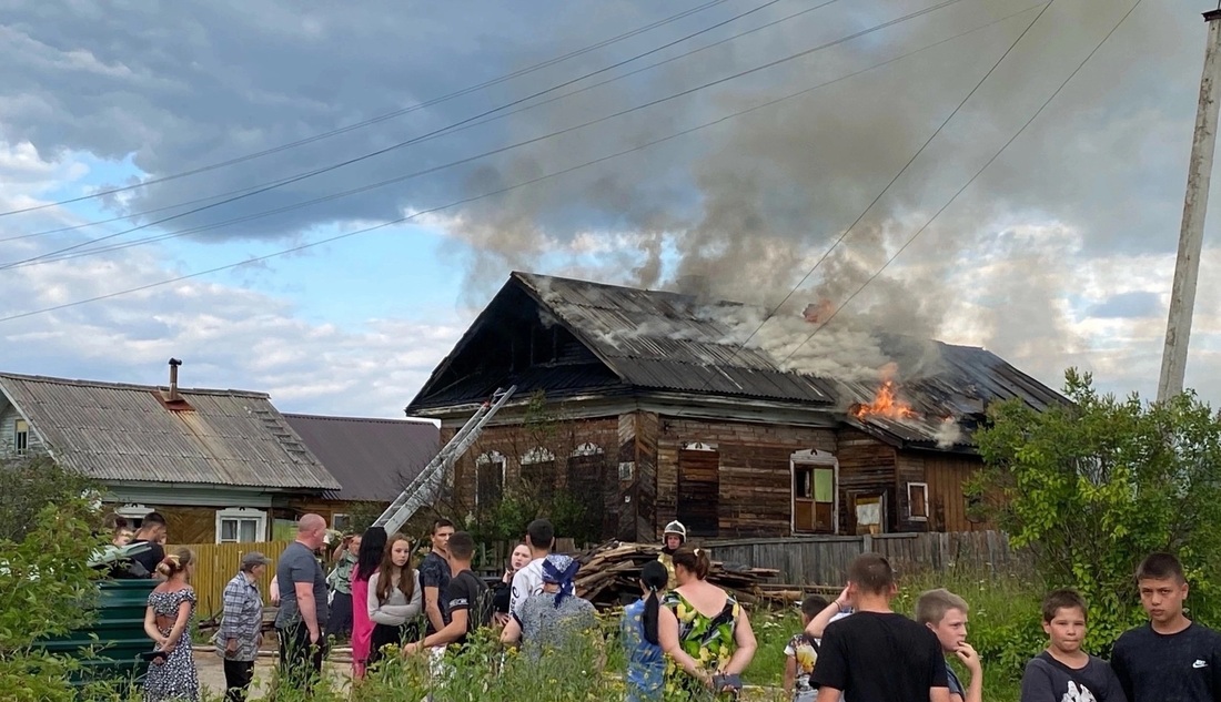 Частный жилой дом загорелся в Великоустюгском округе: есть погибшие 