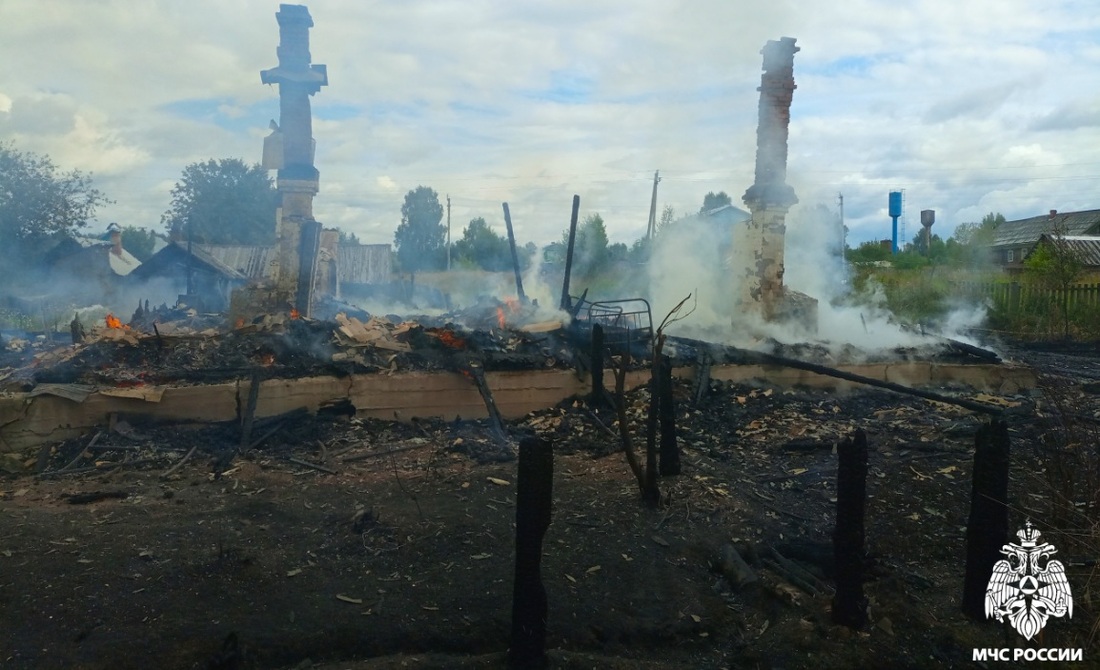Два дома сгорели дотла в посёлке Югский Кичменгско-Городецкого округа