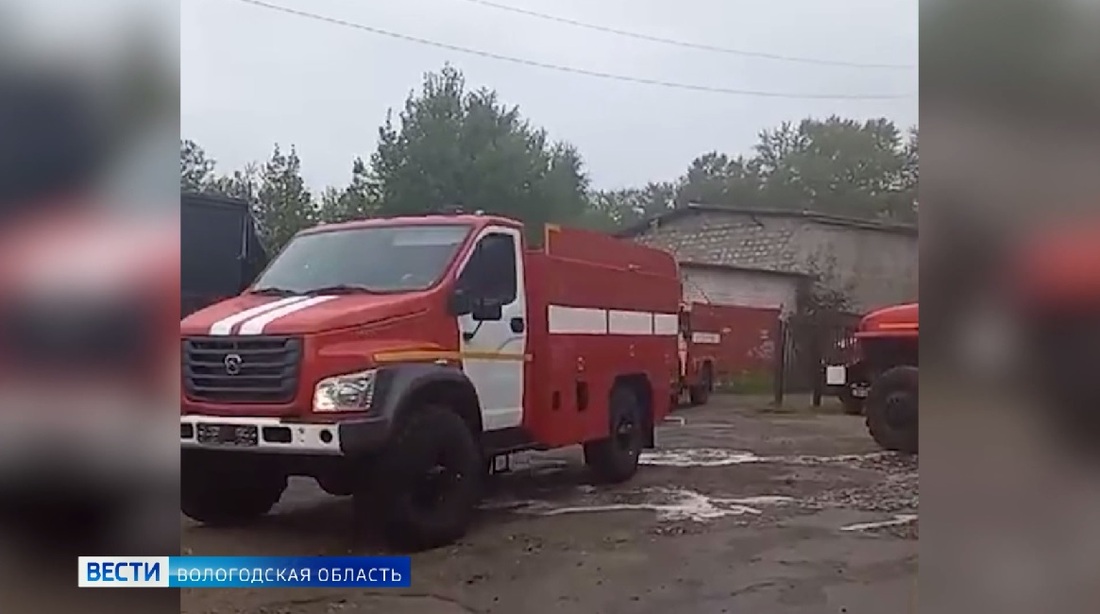 Двое человек спаслись из горящего дома в Вытегре