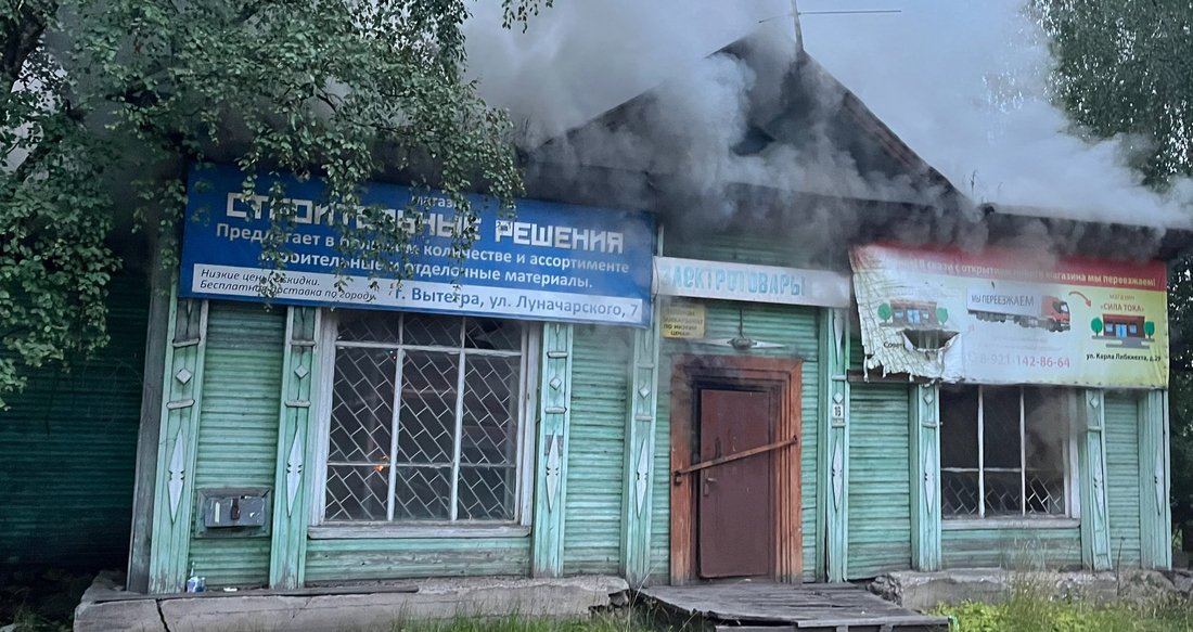 Крупный пожар произошёл в здании заброшенного магазина в Вытегре