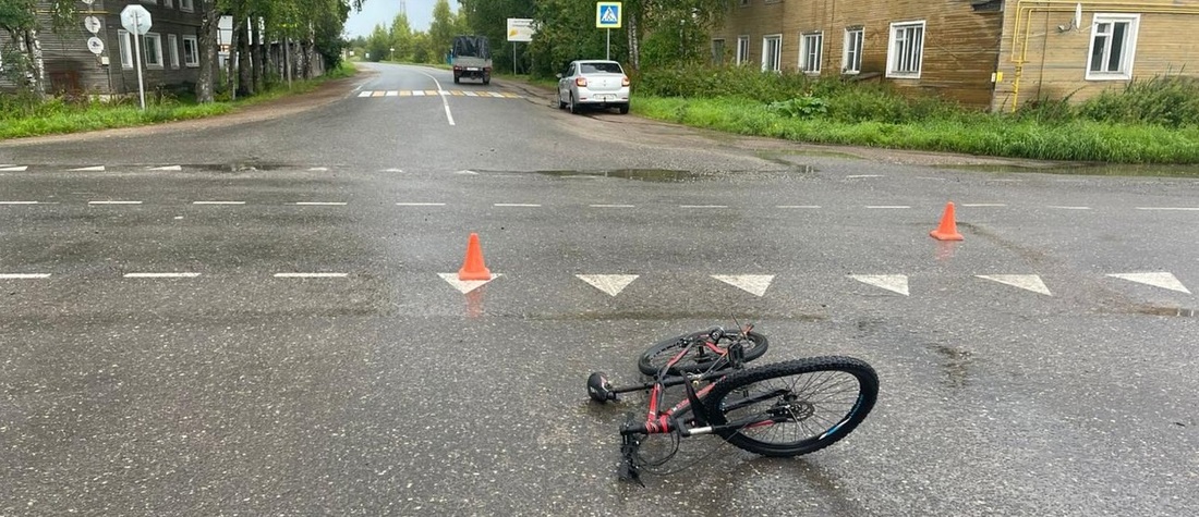 Подросток на велосипеде попал в больницу после столкновения с «Приорой» в Устье