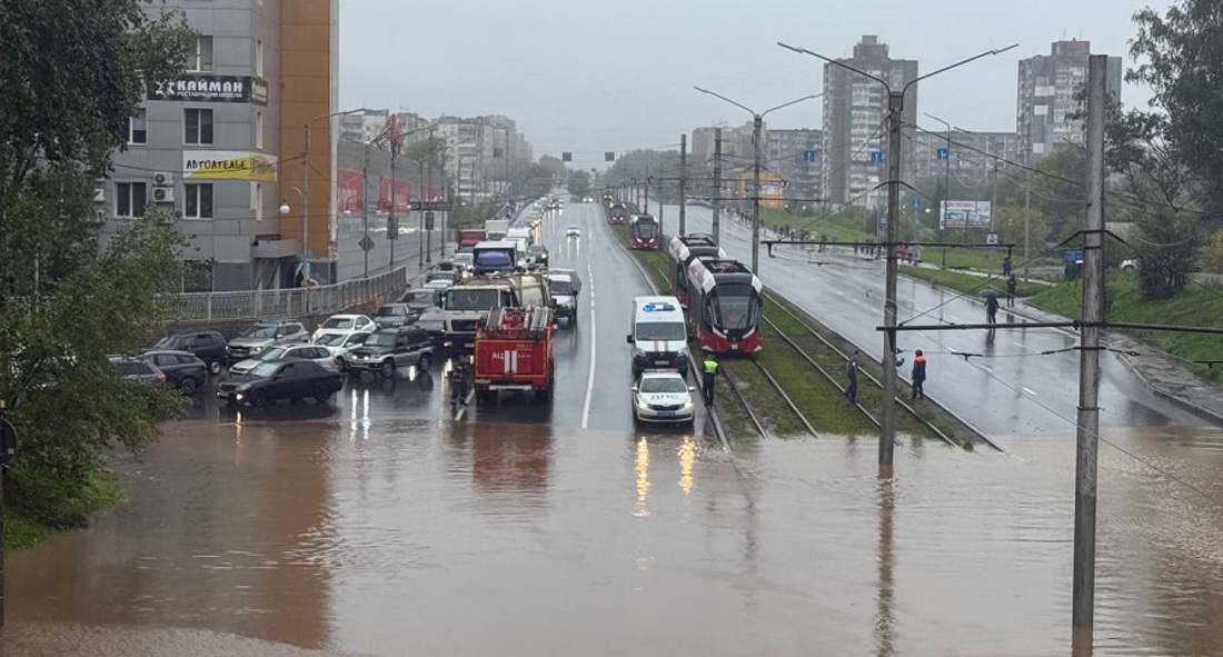 Мощный ливень затопил улицы Череповца