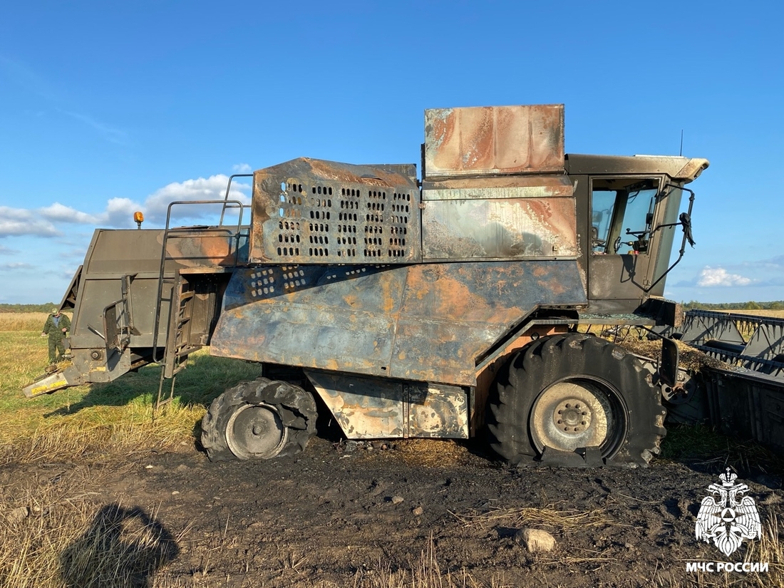 Комбайн загорелся в поле в Усть-Кубинском округе