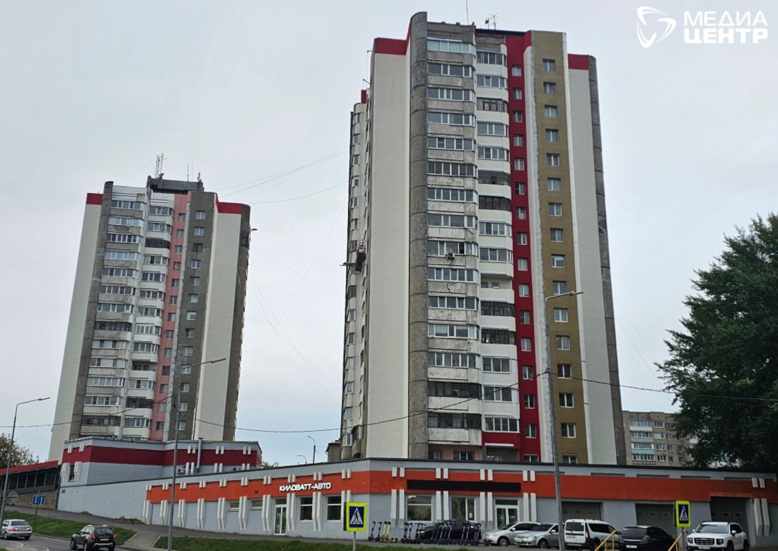 25-летняя девушка выпала из окна многоэтажки и погибла в Череповце