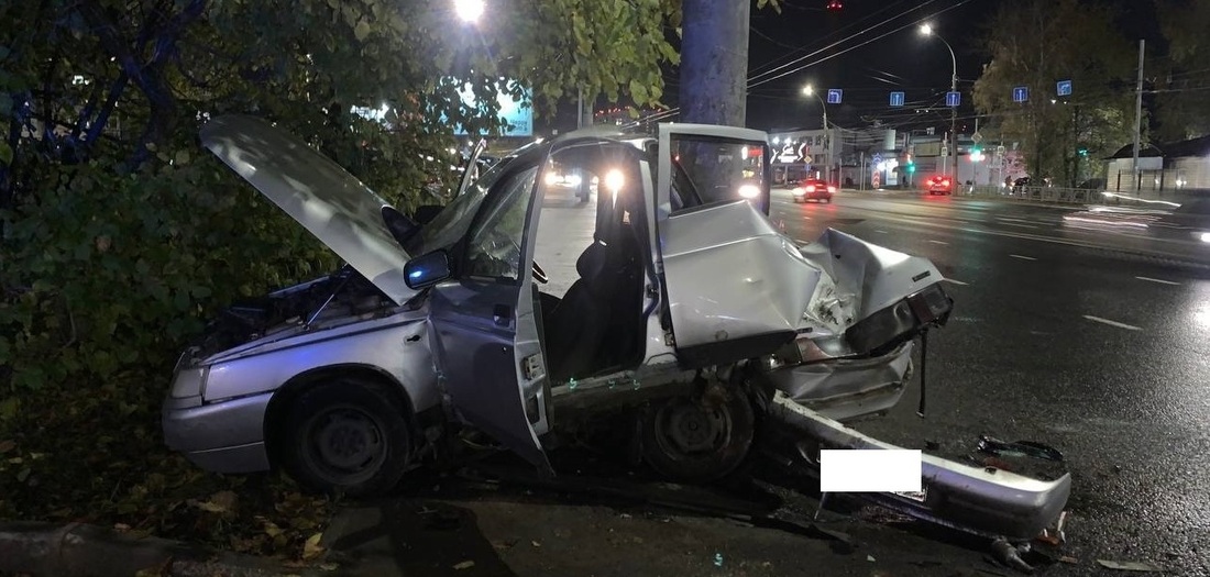 Автомобиль смяло после столкновения со столбом в Вологде