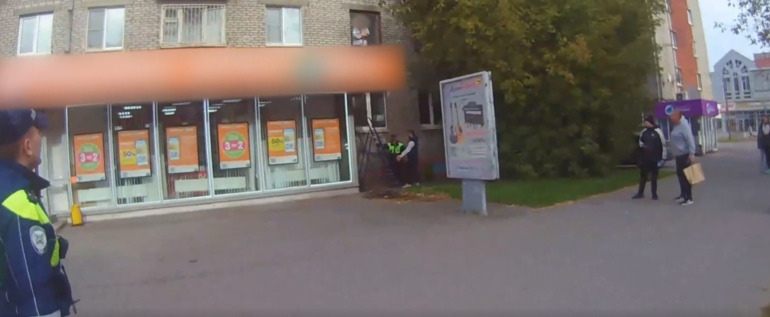 Резавшую себя женщину сняли с козырька магазина в Череповце