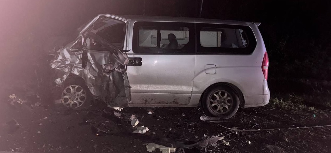 Легковой автомобиль лоб в лоб столкнулся с минивэном на трассе в Вологодском округе