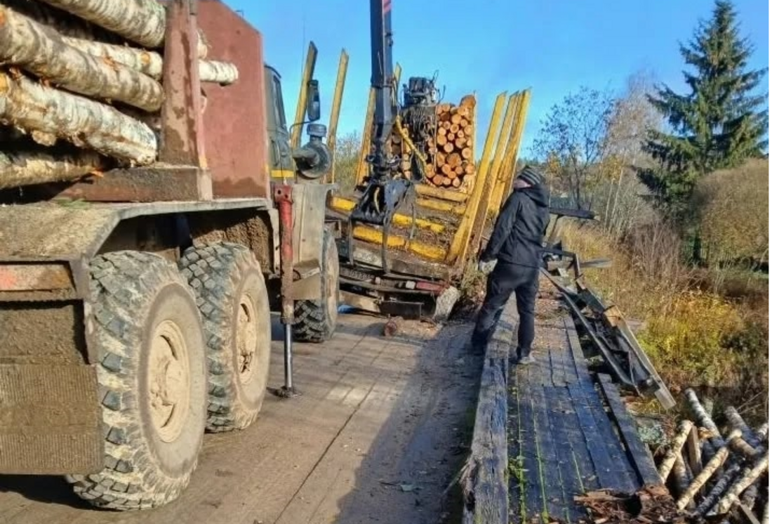 Лесовоз продавил деревянный мост в Устюженском округе